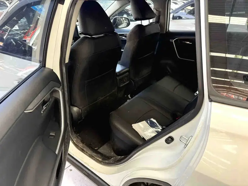 Vehicle photo 7