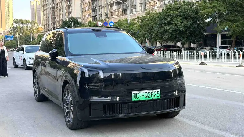 Vehicle photo 2