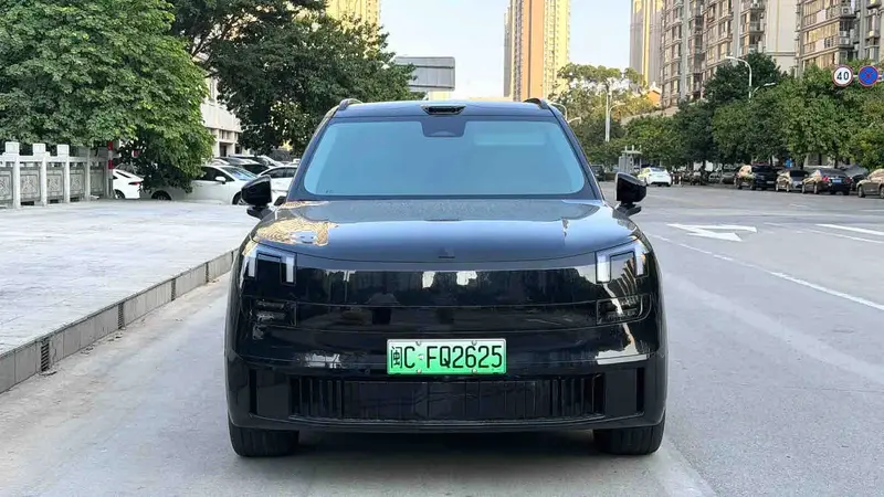 Vehicle photo 3