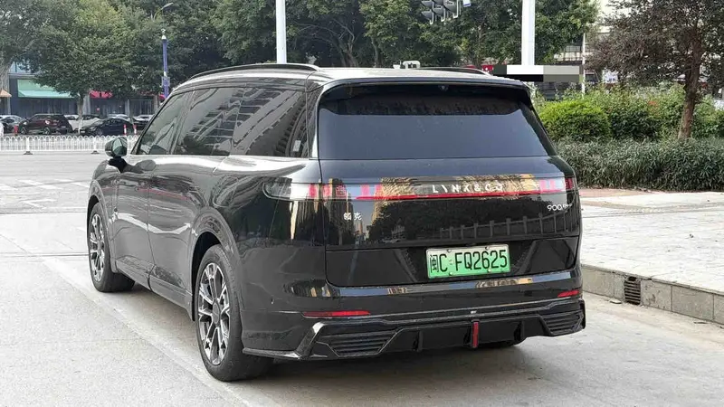 Vehicle photo 4