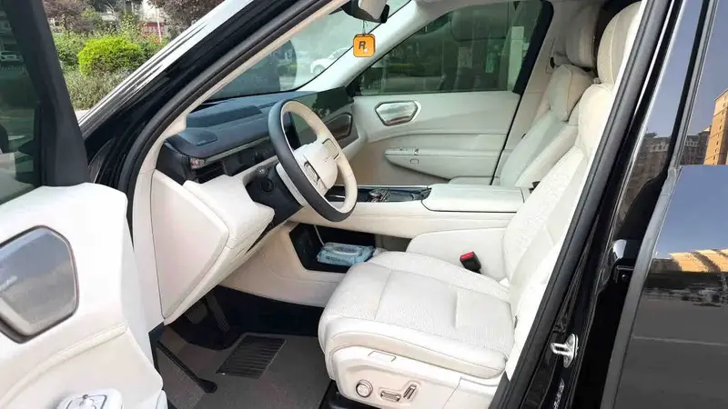 Vehicle photo 7