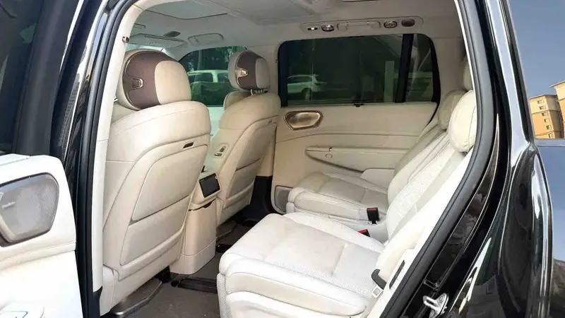 Vehicle photo 8