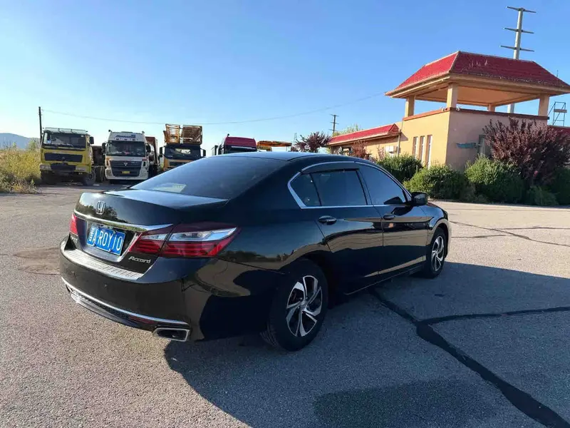 Vehicle photo 5