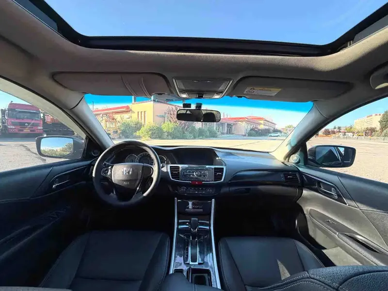 Vehicle photo 6