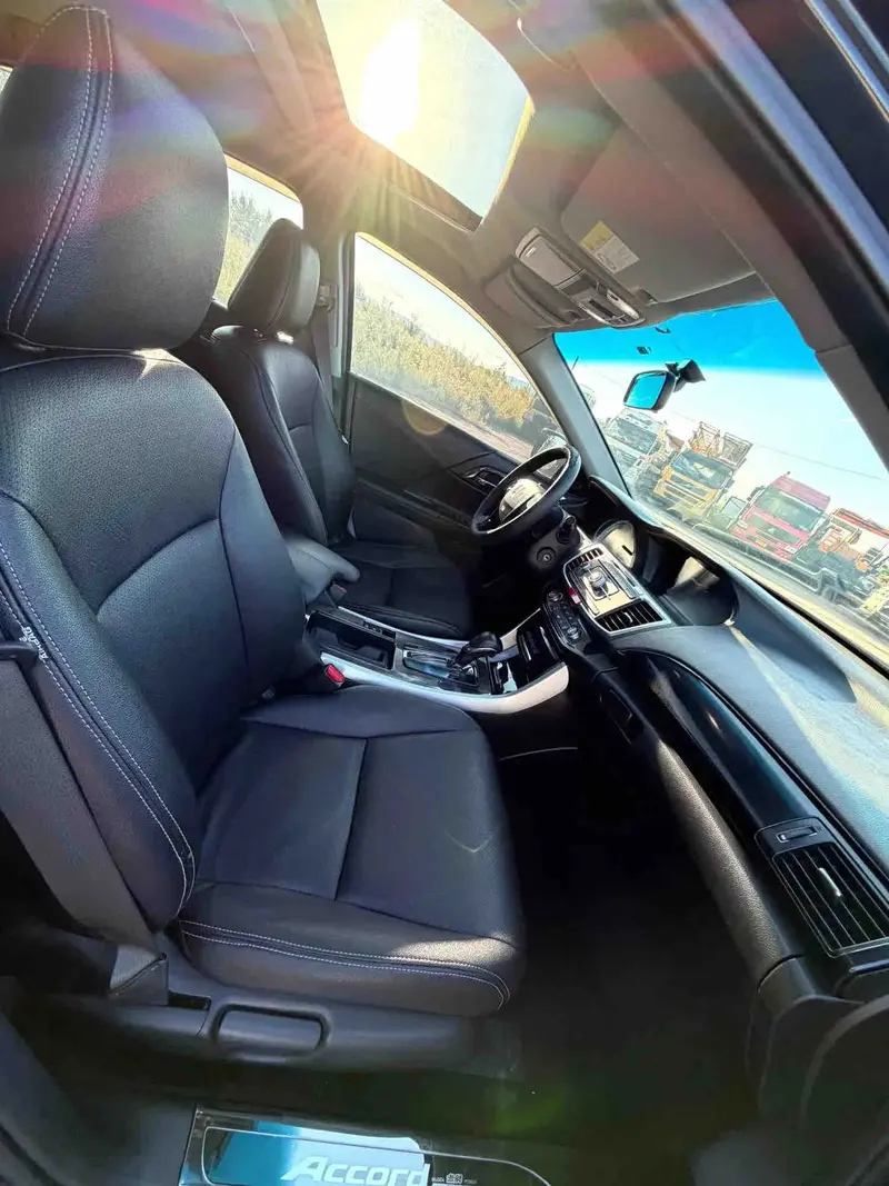 Vehicle photo 7