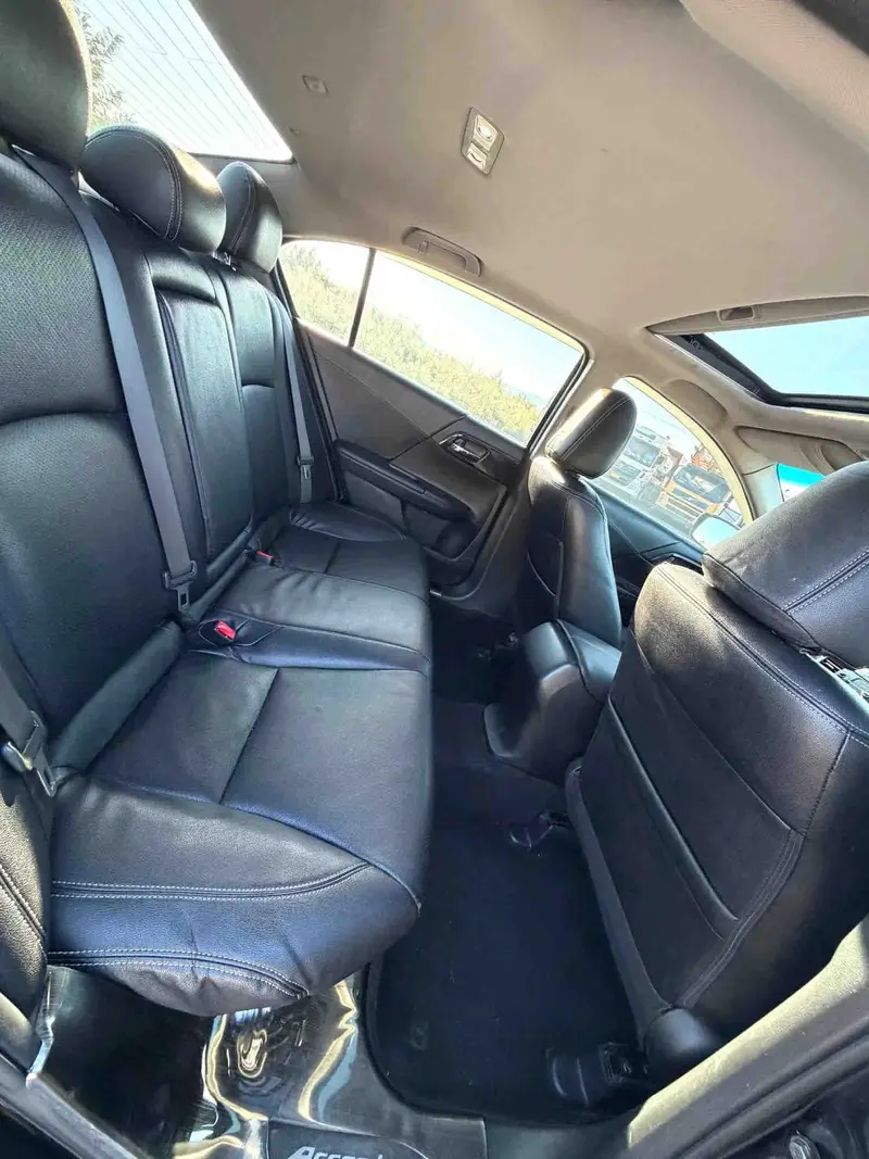 Vehicle photo 8