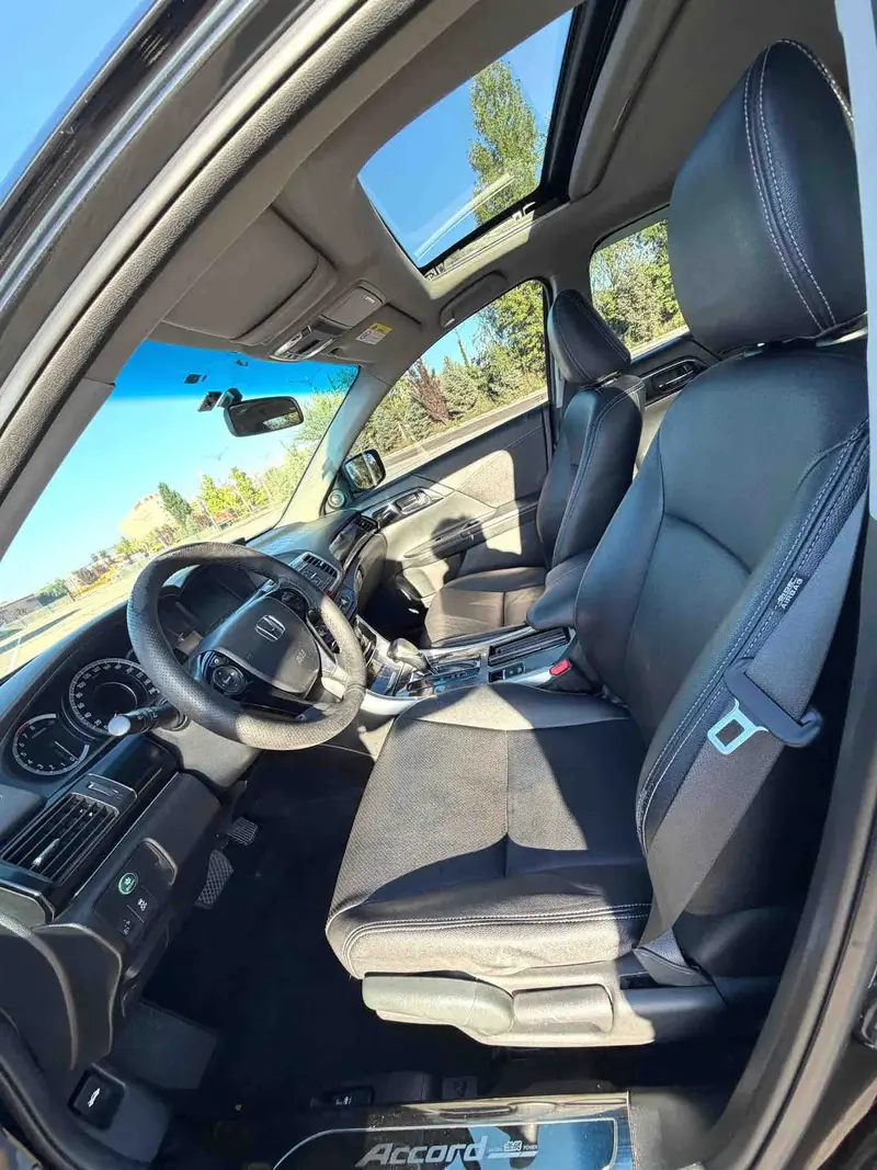 Vehicle photo 9
