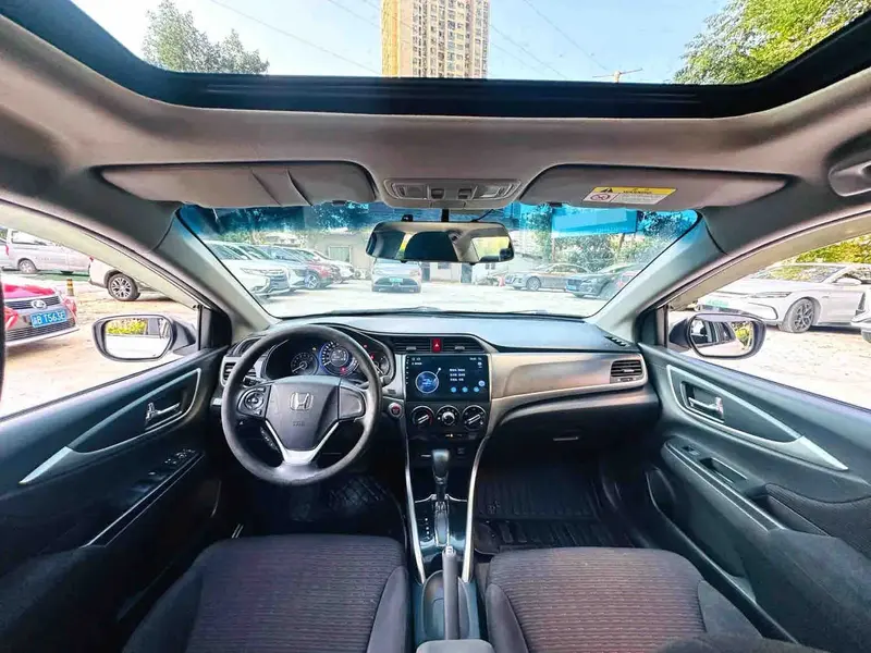 Vehicle photo 7