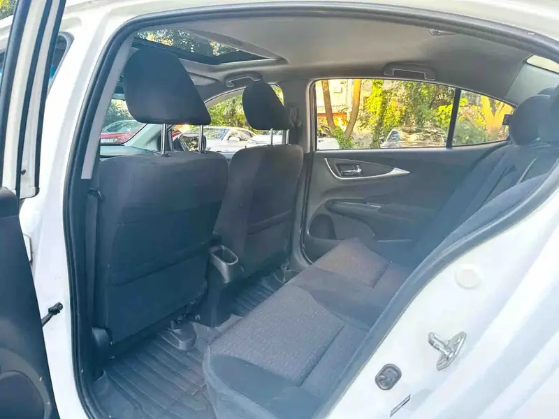 Vehicle photo 9