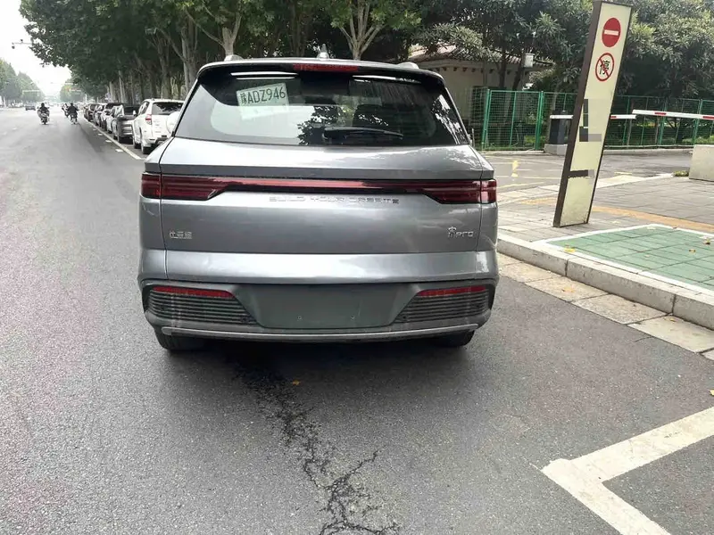 Vehicle photo 5
