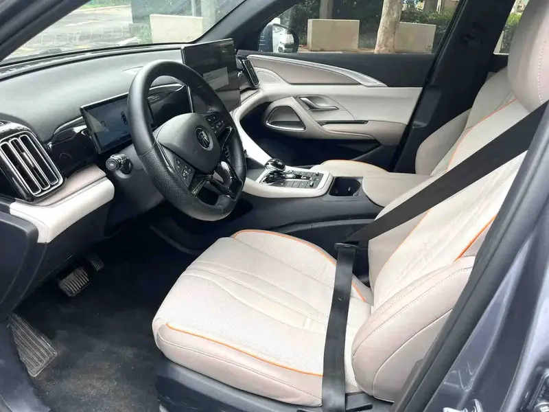 Vehicle photo 6