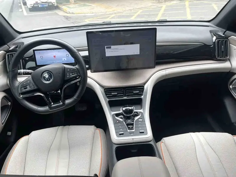 Vehicle photo 7