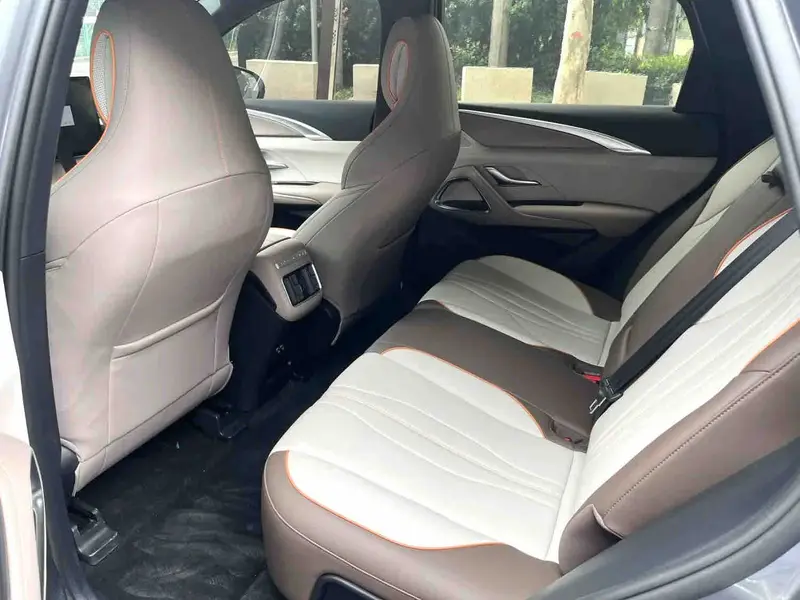 Vehicle photo 8