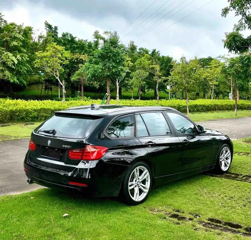 Vehicle photo 4