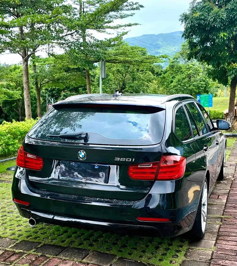 Vehicle photo 6