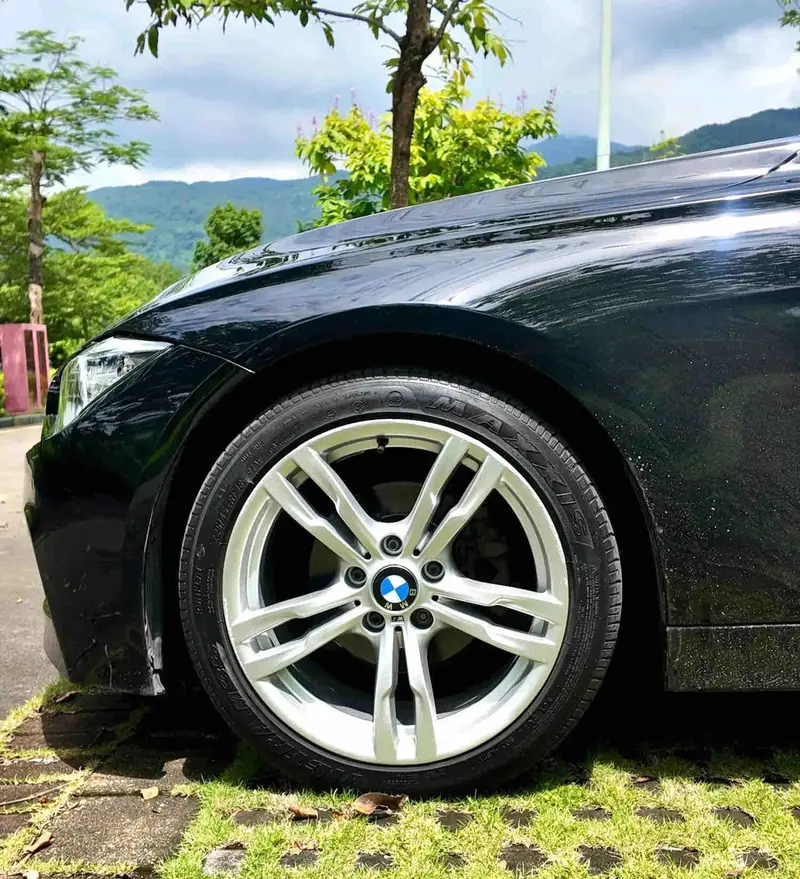 Vehicle photo 8