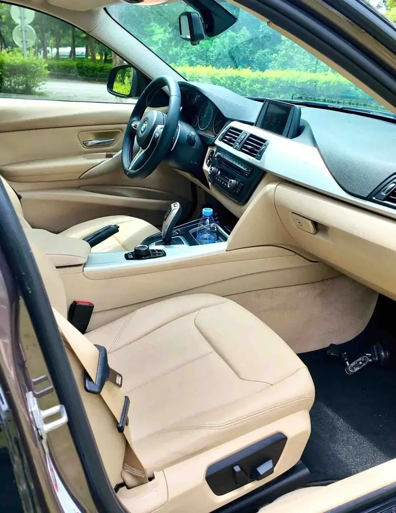 Vehicle photo 13