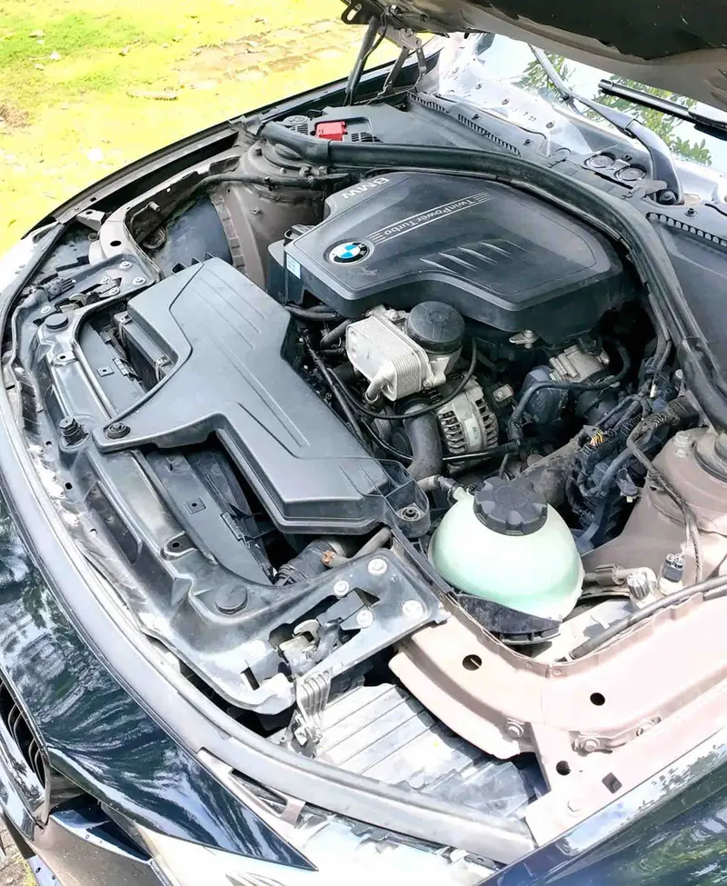 Vehicle photo 14
