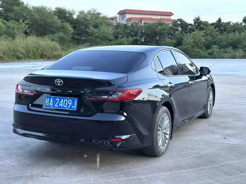 Vehicle photo 6