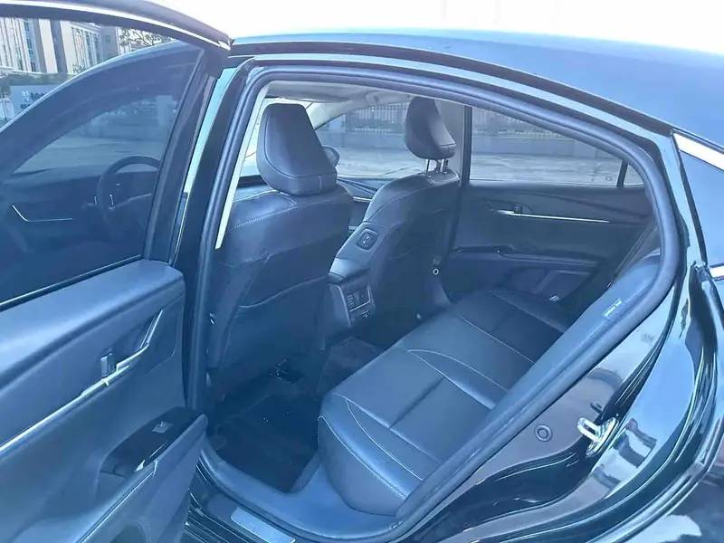 Vehicle photo 9