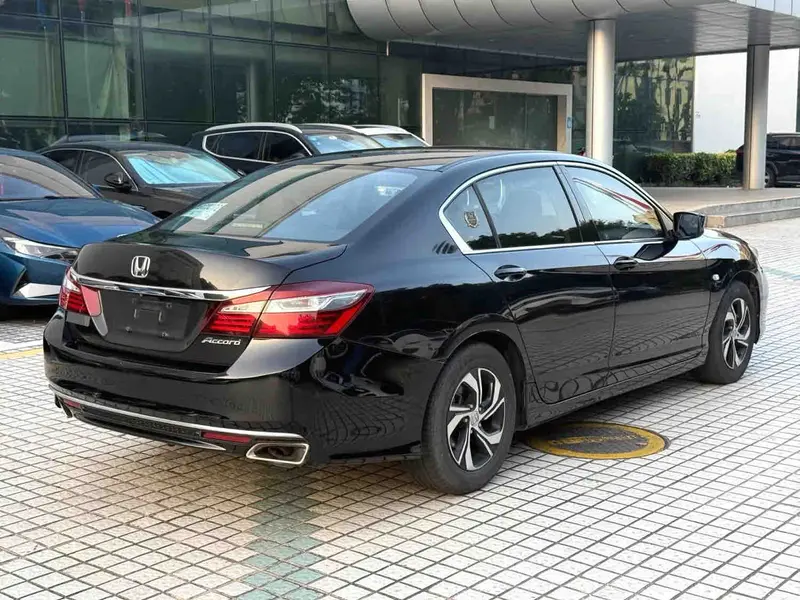 Vehicle photo 6