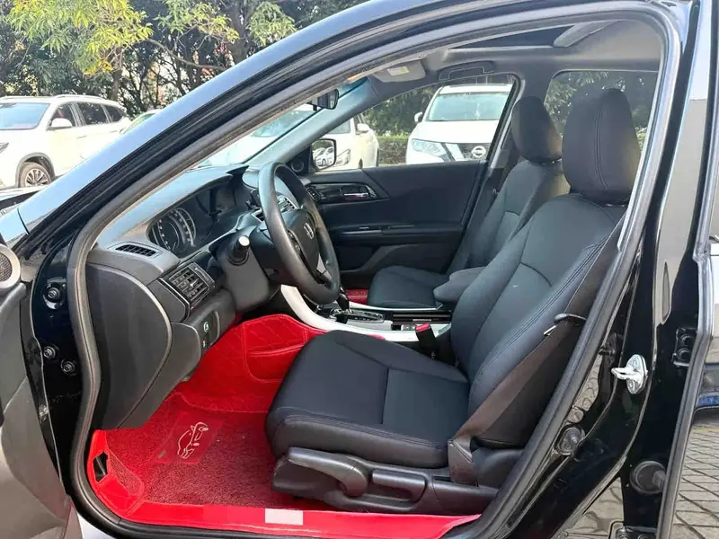 Vehicle photo 8