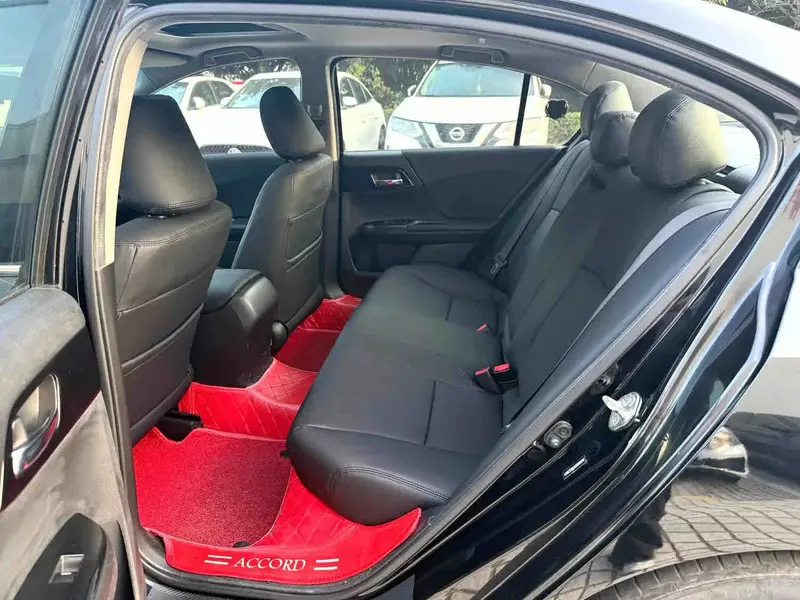 Vehicle photo 9