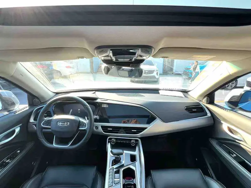 Vehicle photo 7