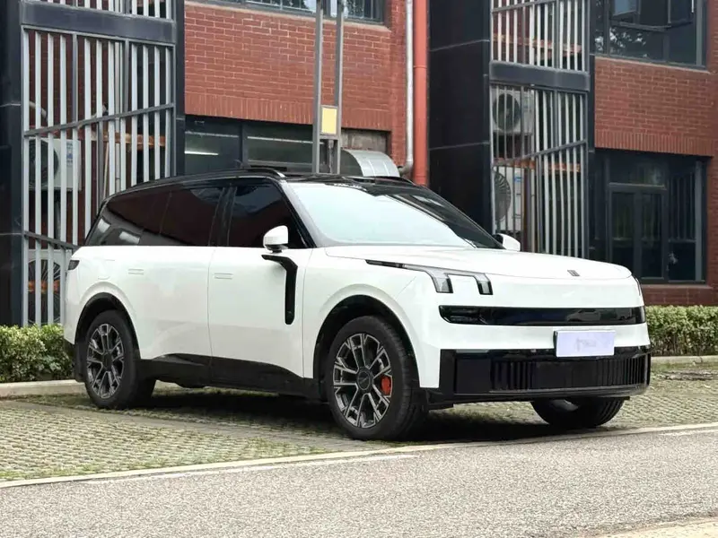 Vehicle photo 2