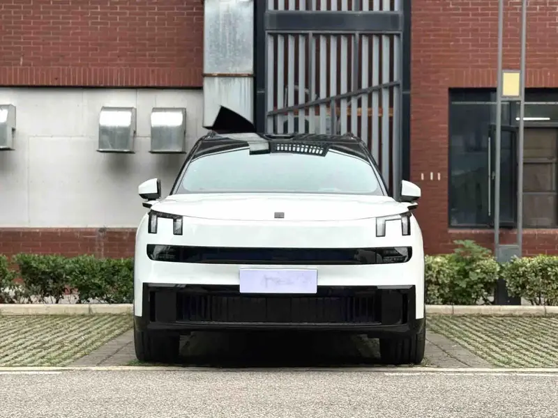 Vehicle photo 3