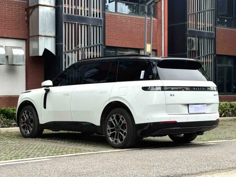 Vehicle photo 6