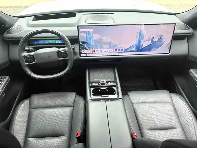 Vehicle photo 7