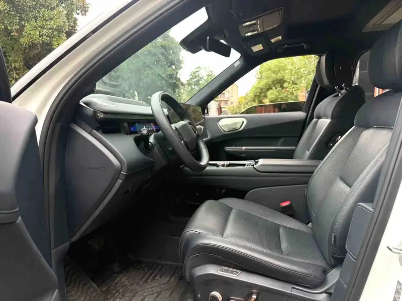 Vehicle photo 8