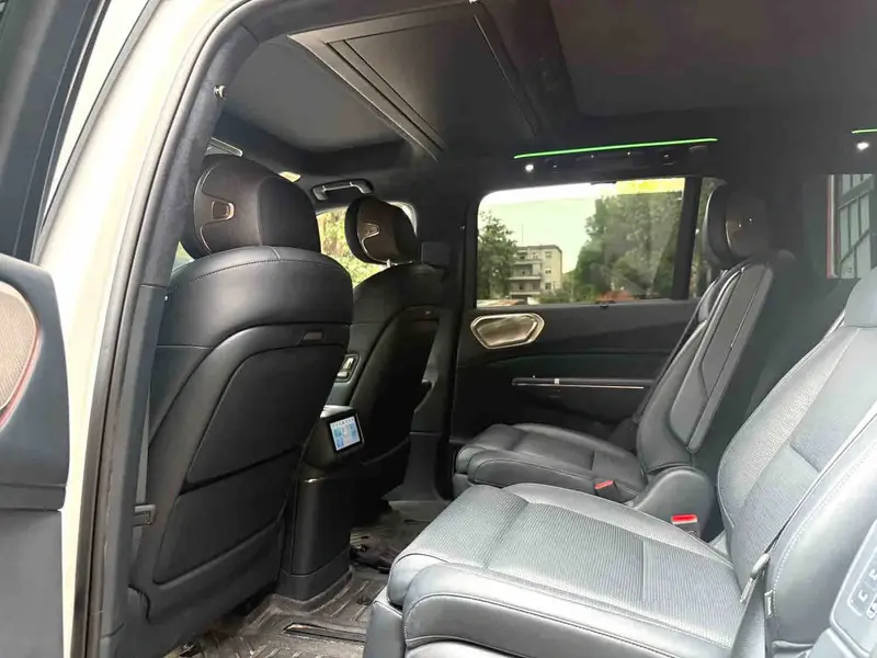 Vehicle photo 9