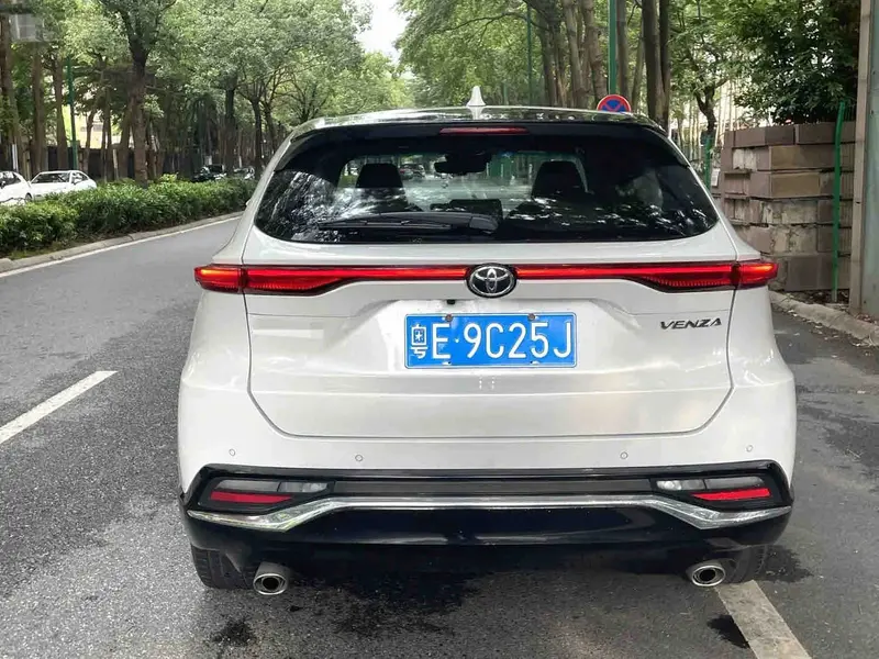 Vehicle photo 6