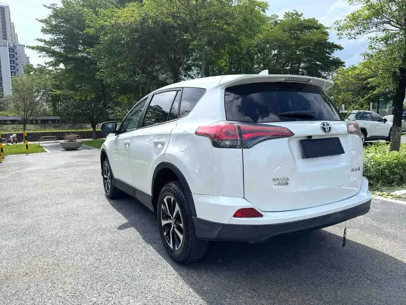 Vehicle photo 4