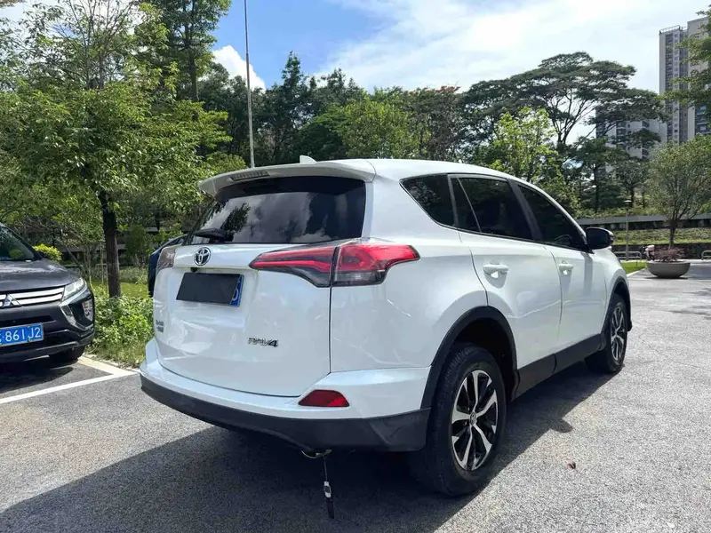 Vehicle photo 5