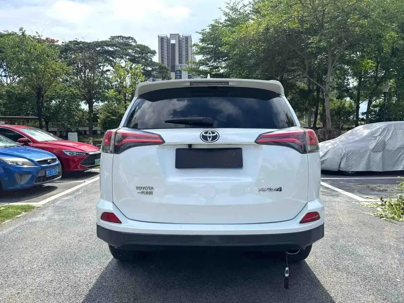 Vehicle photo 6