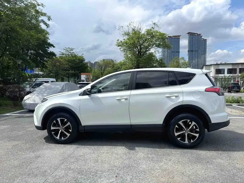 Vehicle photo 7