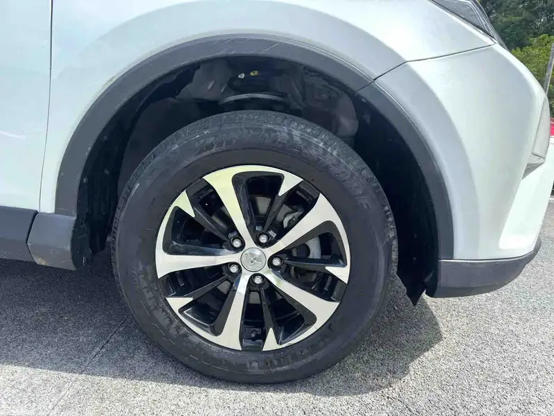 Vehicle photo 8