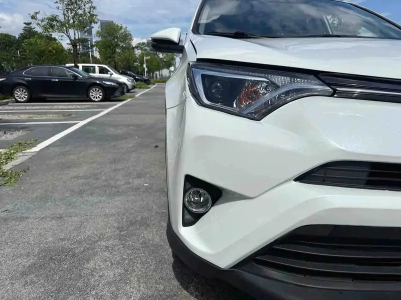 Vehicle photo 9