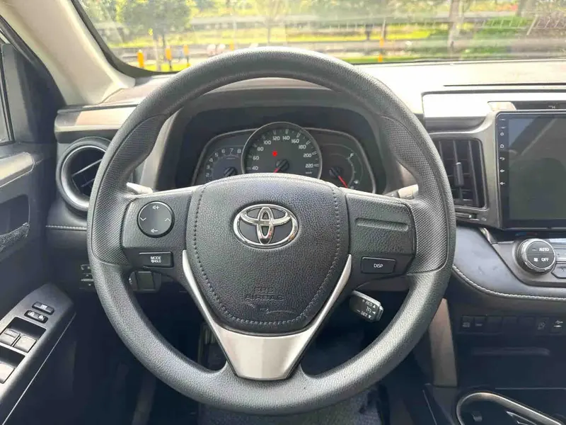 Vehicle photo 11