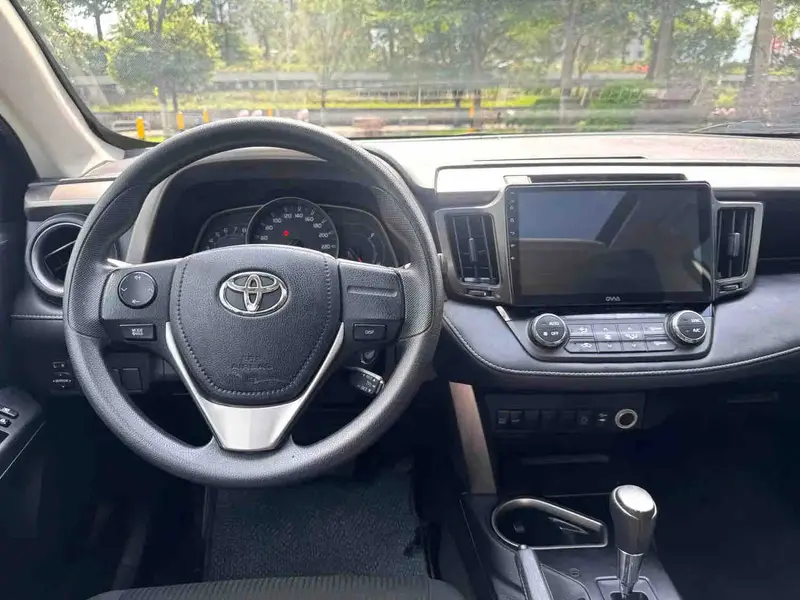 Vehicle photo 12