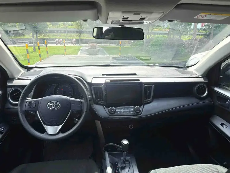 Vehicle photo 13