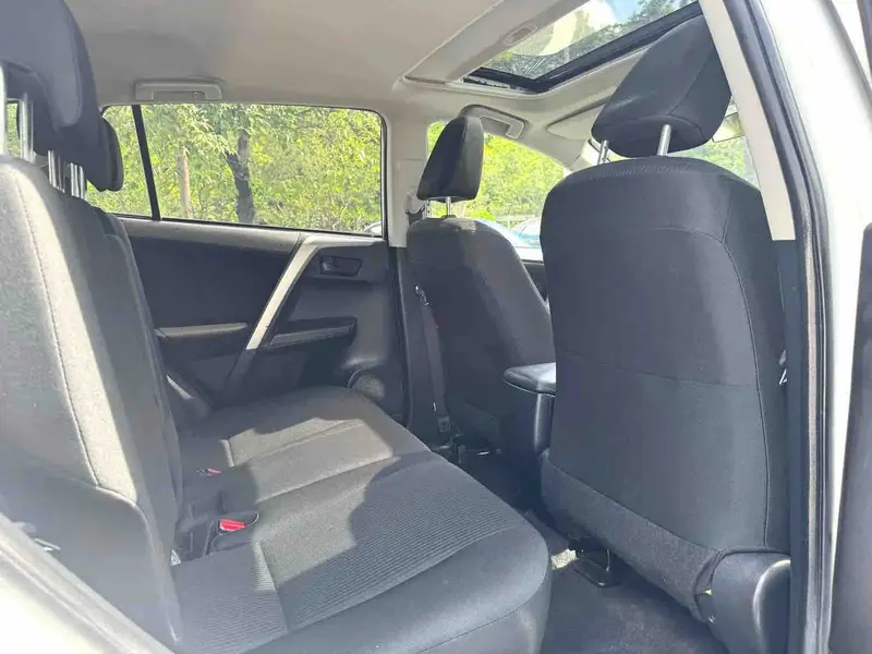 Vehicle photo 17