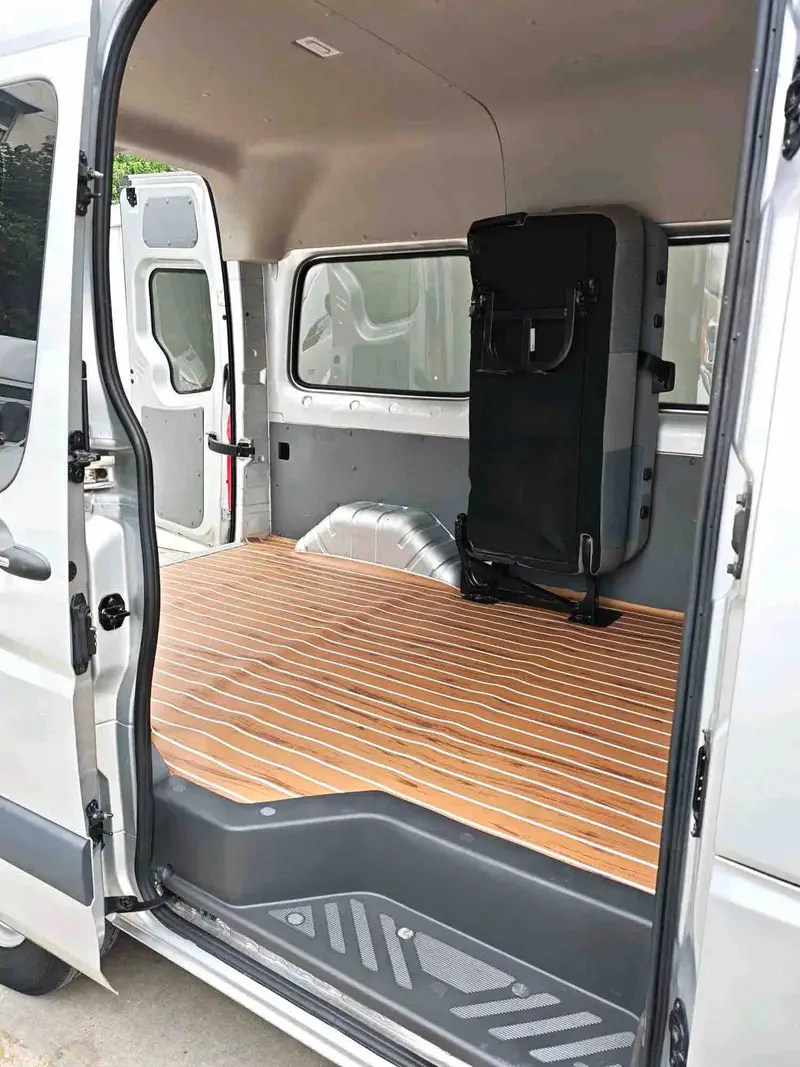Vehicle photo 6