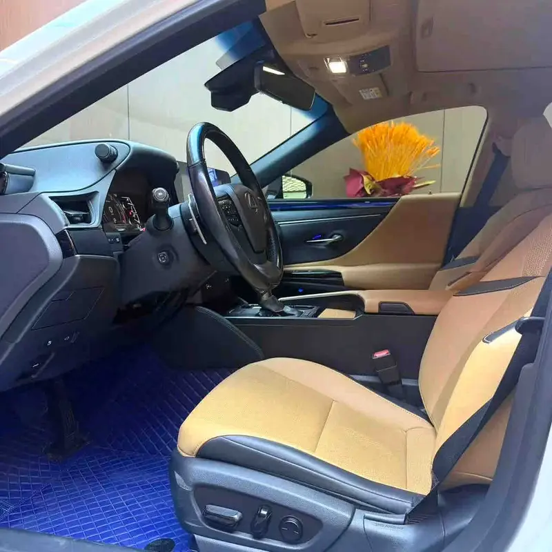 Vehicle photo 4
