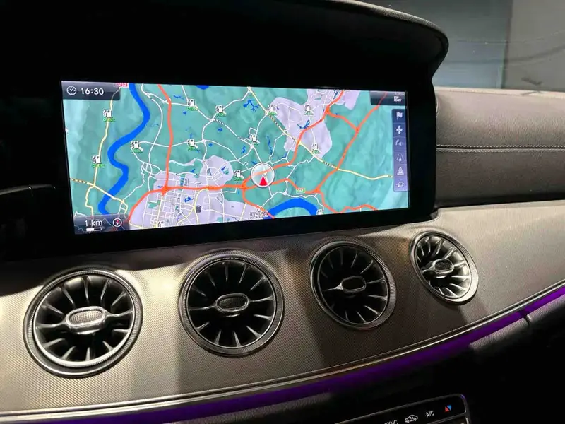 Vehicle photo 17