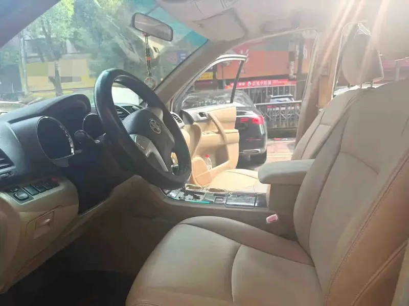 Vehicle photo 6