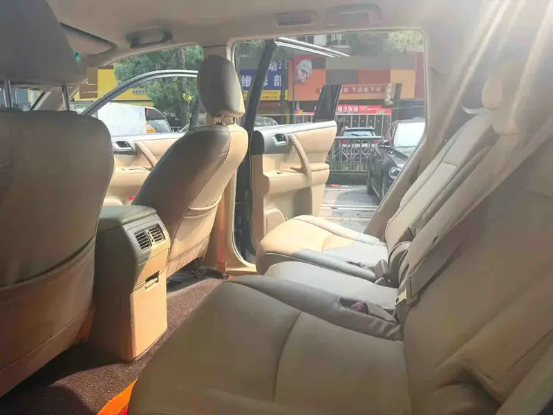 Vehicle photo 7